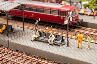 Faller 180867 2 Bahnsteigb�nke H0