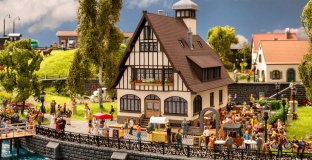 Noch 66401 Wirtshaus mit Biergarten H0