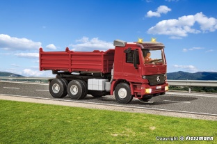 Viessmann 8001 CarMotion Basis Startset, MB ACTROS Muldenkipper mit Rundumleuchten, rot H0