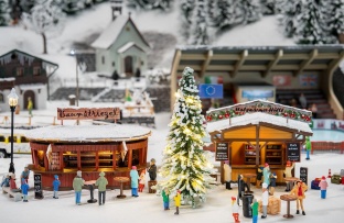 Faller 134006 2 Weihnachtsmarktbuden mit beleuchtetem Weihnachtsbaum H0