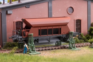 Faller 120323 2 Spindelhebeb�cke mit aufgebocktem Waggon H0