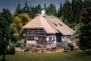 Faller 130013 Jubil�umsmodell Schwarzwaldhof mit 2 Figuren H0