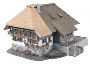 Faller 130013 Jubil�umsmodell Schwarzwaldhof mit 2 Figuren H0