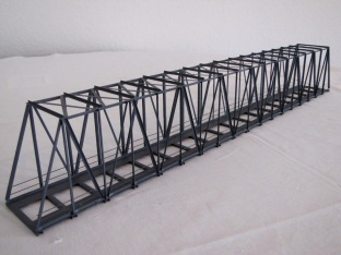 Hack K63S Lange Kastenbr�cke schr�g 63 cm 1-gleisig H0